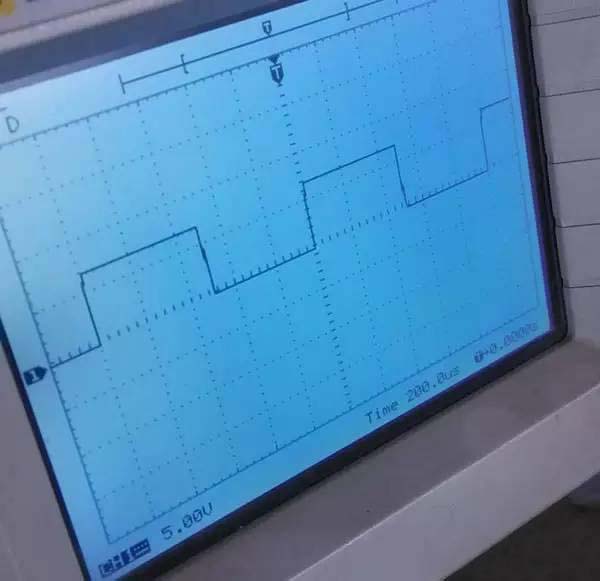 三极管基极接下拉电阻,MOS管接栅极接下拉电阻